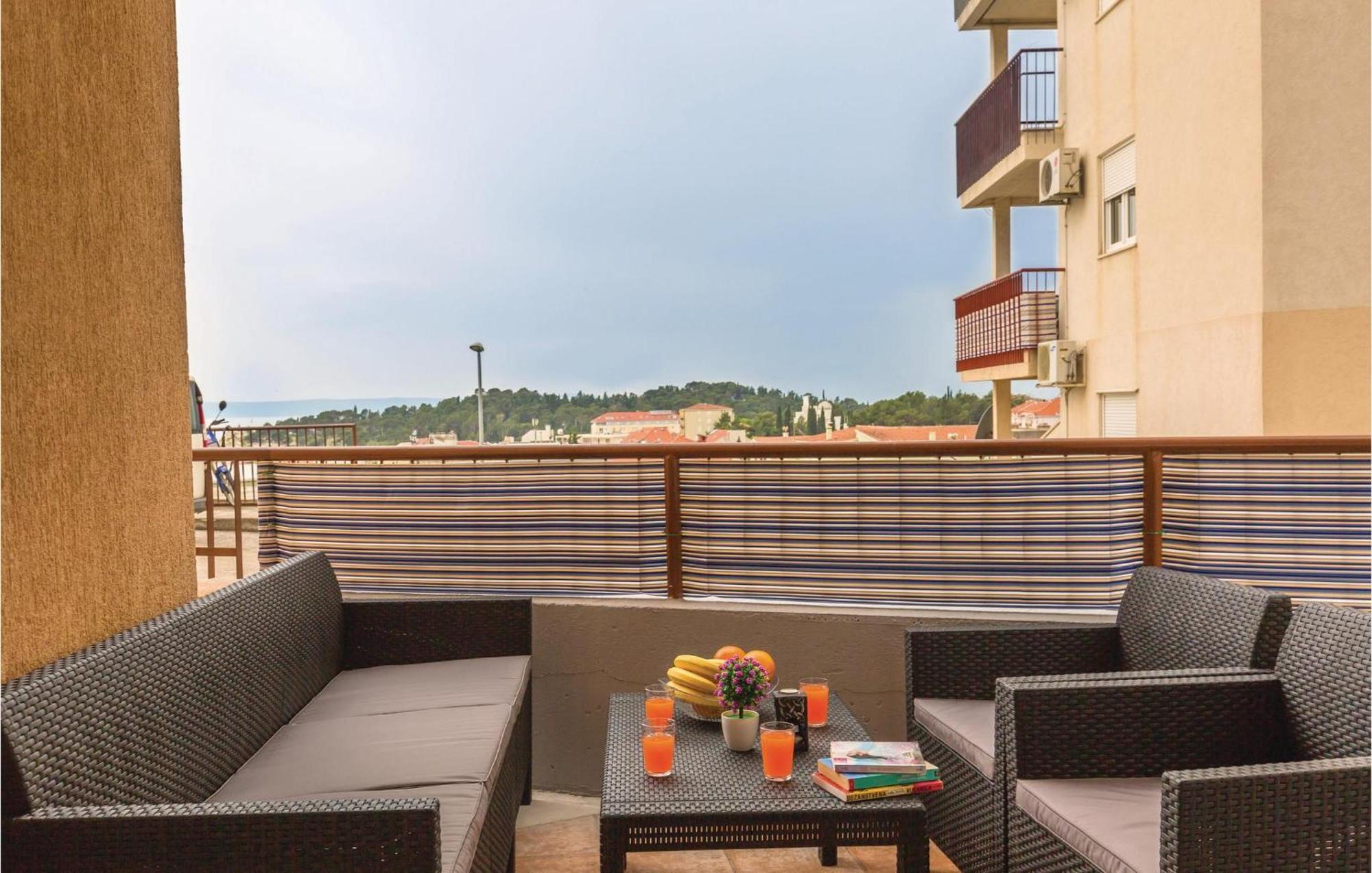 Stunning Apartment In Makarska With Kitchen Exterior photo
